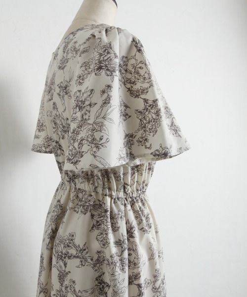tocco closet(トッコ クローゼット)の「【ZOZO限定】りぼん付きケープライクトワルドジュイプリントワンピース(ワンピース・レディース・オフホワイト/アイボリー・M)」の6枚目の写真