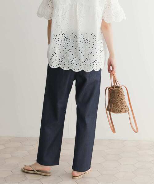 URBAN RESEARCH DOORS（アーバンリサーチドアーズ）の「ライトデニムタックイージーパンツ（デニムパンツ・レディース・ブラック/インディゴブルー・MEDIUM）」の17枚目の写真