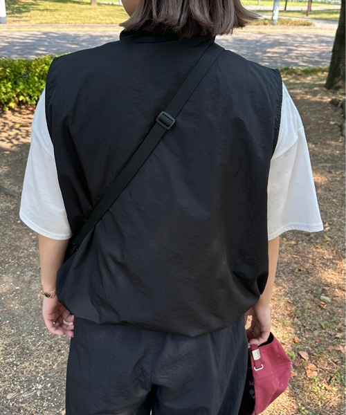 kutir(クティール)の「【M,L 2サイズ展開】刺繍ロゴナイロンベスト(ベスト・レディース・スモークグレー/ブラック/カーキ・LARGE/MEDIUM)」の5枚目の写真