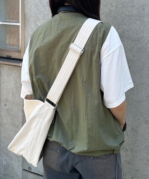 kutir(クティール)の「【M,L 2サイズ展開】刺繍ロゴナイロンベスト(ベスト・レディース・スモークグレー/ブラック/カーキ・LARGE/MEDIUM)」の19枚目の写真