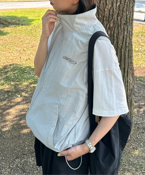 kutir(クティール)の「【M,L 2サイズ展開】刺繍ロゴナイロンベスト(ベスト・レディース・スモークグレー/ブラック/カーキ・LARGE/MEDIUM)」の12枚目の写真