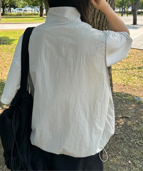 kutir(クティール)の「【M,L 2サイズ展開】刺繍ロゴナイロンベスト(ベスト・レディース・スモークグレー/ブラック/カーキ・LARGE/MEDIUM)」の13枚目の写真