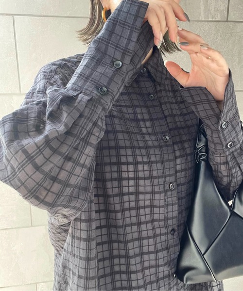 y/m by misato（イムバイミサト）の「シアーサッカーチェックシャツ（シャツ/ブラウス・レディース・ブルー/チャコールグレー・FREE）」の3枚目の写真