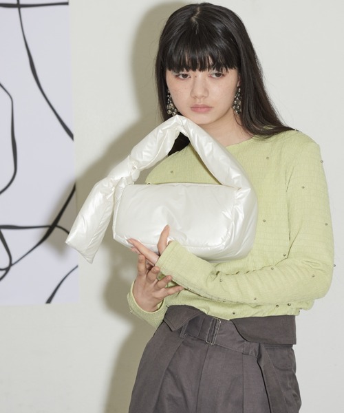 THE YOn(ザヨン)の「シャイニーナイロンノットハンドルパフバッグ(ハンドバッグ・レディース・ホワイト/シルバー/ピンク/イエロー・FREE)」の1枚目の写真