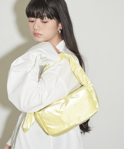 THE YOn(ザヨン)の「シャイニーナイロンノットハンドルパフバッグ(ハンドバッグ・レディース・ホワイト/シルバー/ピンク/イエロー・FREE)」の8枚目の写真