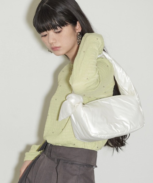 THE YOn(ザヨン)の「シャイニーナイロンノットハンドルパフバッグ(ハンドバッグ・レディース・ホワイト/シルバー/ピンク/イエロー・FREE)」の16枚目の写真