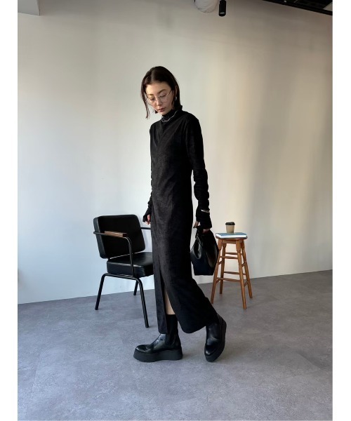 HANNE(アン)の「ハイネックパイルロングワンピース(ワンピース・レディース・ブラック/グレー・FREE)」の4枚目の写真