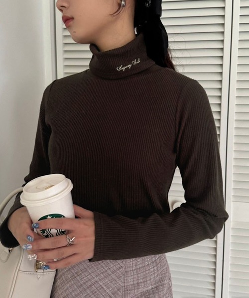 one after another NICE CLAUP（ワンアフターアナザーナイスクラップ）の「ハイネックテレコトップス（Tシャツ/カットソー・レディース・オフホワイト/ブラウン/ブラック/レッド・FREE）」の3枚目の写真