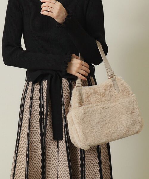 ITS'DEMO（イッツデモ）の「◆【2WAY】両あおりフェイクファートート（トートバッグ・レディース・ベージュ/ライトグレー系3/アイボリー・00）」の3枚目の写真