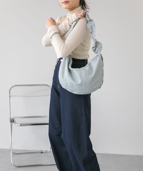 LinoU.(リノユー)の「ギャザードロストナイロンバッグ(ショルダーバッグ・レディース・ライトグレー/ブラック/ベージュ/アイボリー・FREE)」の14枚目の写真
