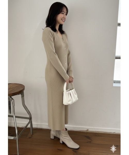 Day and Grade(デイアンドグレイド)の「フロントボタン Vネック リブニット ロングワンピース(ニット/セーター・レディース・ベージュ・FREE)」の2枚目の写真