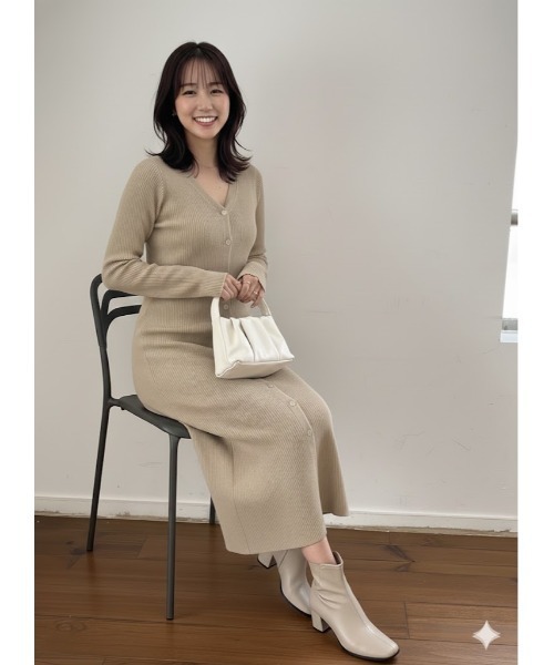 Day and Grade(デイアンドグレイド)の「フロントボタン Vネック リブニット ロングワンピース(ニット/セーター・レディース・ベージュ・FREE)」の4枚目の写真
