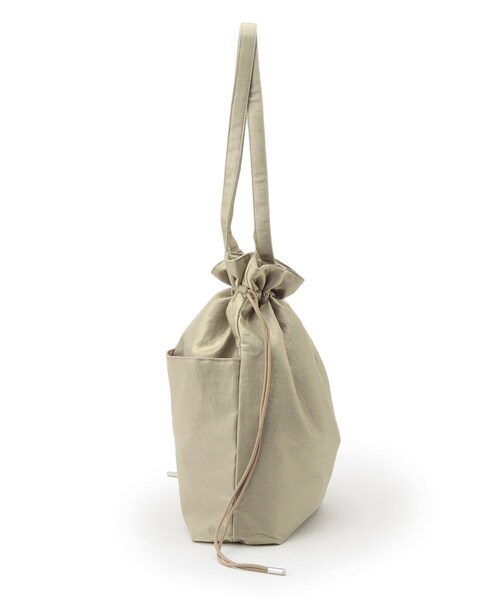 SHOO・LA・RUE（シューラルー）の「シャイニー巾着トートバッグ（トートバッグ・レディース・シルバー/ナチュラル/ブラック・00）」の6枚目の写真