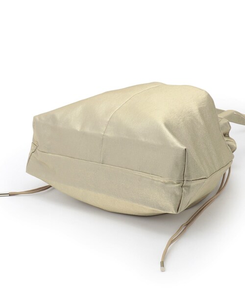 SHOO・LA・RUE（シューラルー）の「シャイニー巾着トートバッグ（トートバッグ・レディース・シルバー/ナチュラル/ブラック・00）」の8枚目の写真