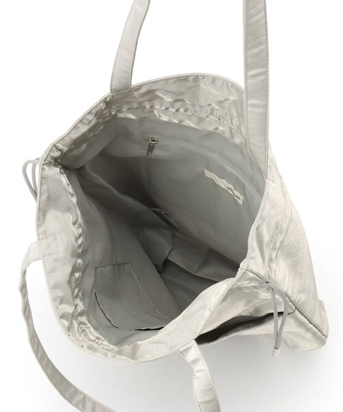 SHOO・LA・RUE（シューラルー）の「シャイニー巾着トートバッグ（トートバッグ・レディース・シルバー/ナチュラル/ブラック・00）」の9枚目の写真