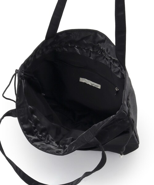 SHOO・LA・RUE（シューラルー）の「シャイニー巾着トートバッグ（トートバッグ・レディース・シルバー/ナチュラル/ブラック・00）」の10枚目の写真