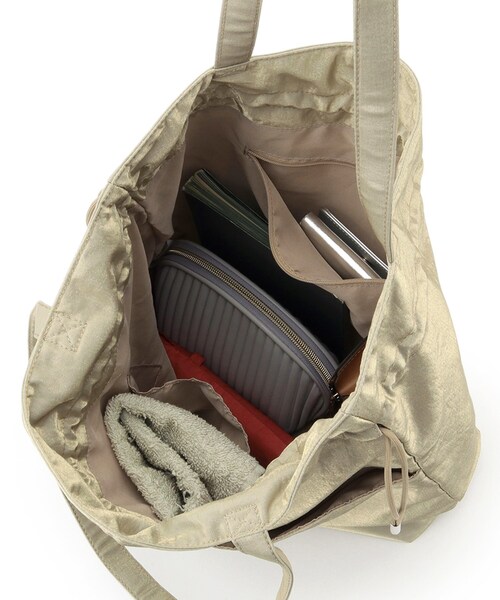 SHOO・LA・RUE（シューラルー）の「シャイニー巾着トートバッグ（トートバッグ・レディース・シルバー/ナチュラル/ブラック・00）」の12枚目の写真