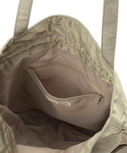 SHOO・LA・RUE（シューラルー）の「シャイニー巾着トートバッグ（トートバッグ・レディース・シルバー/ナチュラル/ブラック・00）」の13枚目の写真