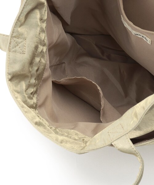 SHOO・LA・RUE（シューラルー）の「シャイニー巾着トートバッグ（トートバッグ・レディース・シルバー/ナチュラル/ブラック・00）」の14枚目の写真