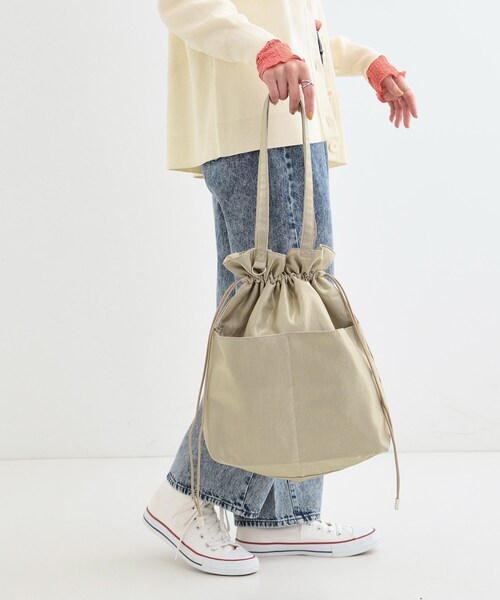 SHOO・LA・RUE（シューラルー）の「シャイニー巾着トートバッグ（トートバッグ・レディース・シルバー/ナチュラル/ブラック・00）」の19枚目の写真