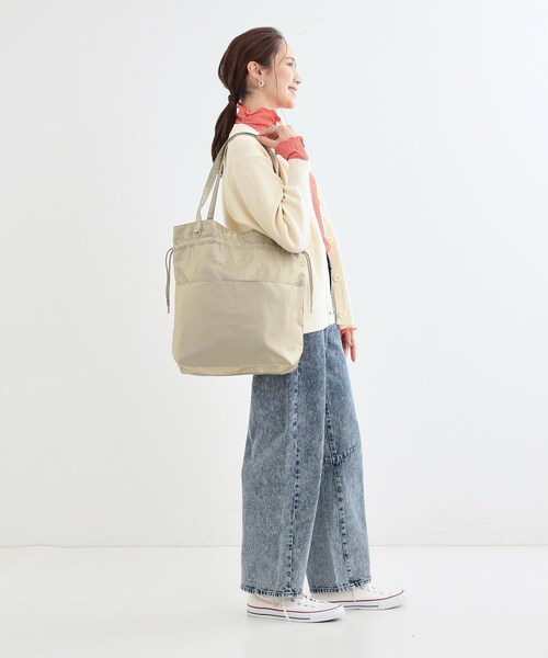 SHOO・LA・RUE（シューラルー）の「シャイニー巾着トートバッグ（トートバッグ・レディース・シルバー/ナチュラル/ブラック・00）」の21枚目の写真