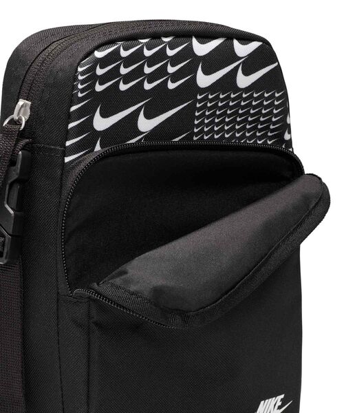 NIKE（ナイキ）の「ナイキ ヘリテージ クロスボディバッグ (4L) / Nike Heritage Crossbody Bag (4L) HJ8359-010 Black（ボディバッグ/ウエストポーチ・メンズ・ブラック・ONE SIZE）」の5枚目の写真