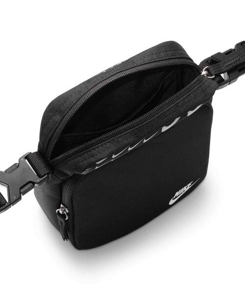 NIKE（ナイキ）の「ナイキ ヘリテージ クロスボディバッグ (4L) / Nike Heritage Crossbody Bag (4L) HJ8359-010 Black（ボディバッグ/ウエストポーチ・メンズ・ブラック・ONE SIZE）」の4枚目の写真
