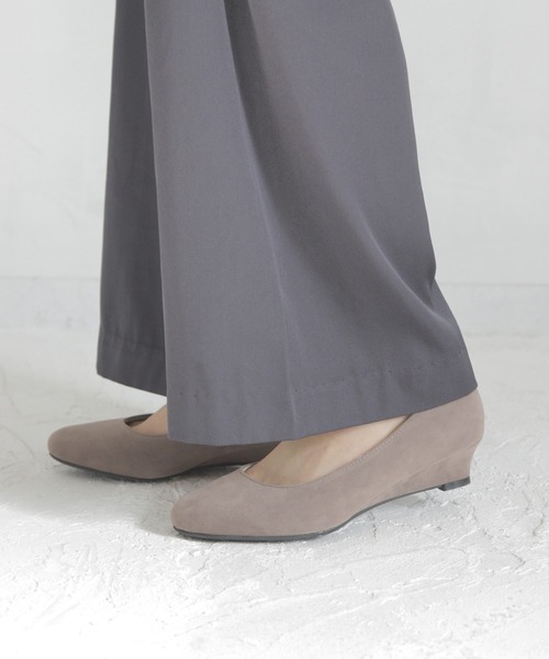 SOROTTO（ソロット）の「軽量 ウェッジソールのプレーンパンプス（パンプス・レディース・ワイン/グレイッシュベージュ/ブラック/グレー・22.5cm/23.5cm/24.5cm/23.0cm/24.0cm/25.0cm）」の4枚目の写真