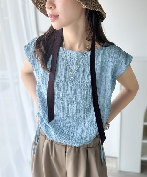 classicalelf(クラシカルエルフ)の「ポコポコ質感が涼しげ、夏の相棒トップス。ボートネックノースリーブサイドドロストリボンポコポコトップス(Tシャツ/カットソー・レディース・ブルー/アイボリー/ブラック/チャコール・X-LARGE/SMALL/MEDIUM/LARGE)」の4枚目の写真