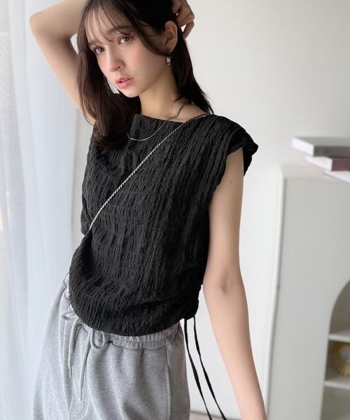 【美品】コーデ売り♡エンボスロゴ ノースリーブトップス＆カーゴスカート セール】ポコポコ質感が涼しげ、夏の相棒トップス。ボートネック