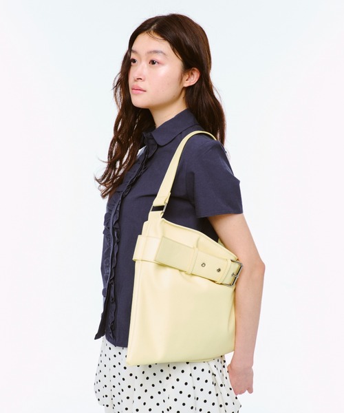 FEKETE（フェケテ）の「BIG BELT SHOULDER BAG / 2WAYベルトショルダーバッグ（ショルダーバッグ・レディース・ライトイエロー/ブラック・FREE）」の12枚目の写真