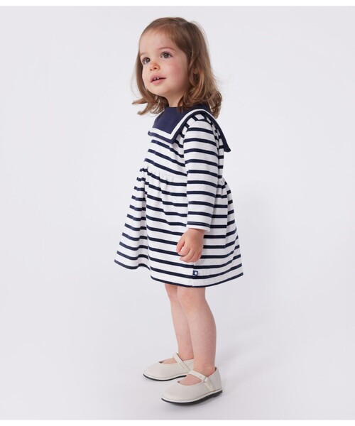 PETIT BATEAU（プチバトー）の「ワンピース（ワンピース・キッズ・ホワイト×ネイビー・18MONTH/12MONTH/24MONTH/36MONTH）」の2枚目の写真