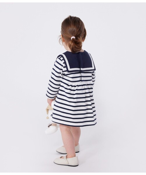 PETIT BATEAU（プチバトー）の「ワンピース（ワンピース・キッズ・ホワイト×ネイビー・18MONTH/12MONTH/24MONTH/36MONTH）」の3枚目の写真