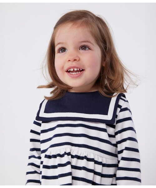 PETIT BATEAU（プチバトー）の「ワンピース（ワンピース・キッズ・ホワイト×ネイビー・18MONTH/12MONTH/24MONTH/36MONTH）」の4枚目の写真