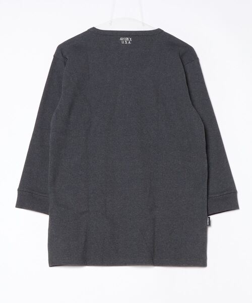 AVIREX（アヴィレックス）の「《DAILY/デイリー》2/3 SLEEVE U-NECK T-SHIRT / デイリーウェア 2/3 スリーブ Uネック Tシャツ/ AVIREX / アヴィレックス（Tシャツ/カットソー・メンズ・ブラック/ホワイト/グレー/チャコール・X-LARGE/LARGE/MEDIUM/SMALL）」の5枚目の写真