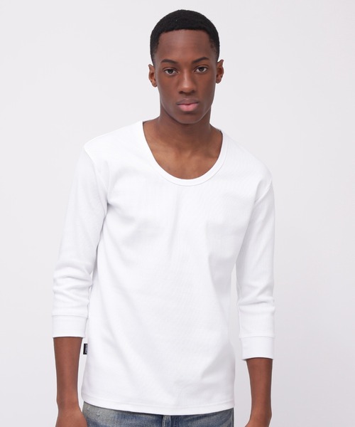 AVIREX（アヴィレックス）の「《DAILY/デイリー》2/3 SLEEVE U-NECK T-SHIRT / デイリーウェア 2/3 スリーブ Uネック Tシャツ/ AVIREX / アヴィレックス（Tシャツ/カットソー・メンズ・ブラック/ホワイト/グレー/チャコール・X-LARGE/LARGE/MEDIUM/SMALL）」の2枚目の写真