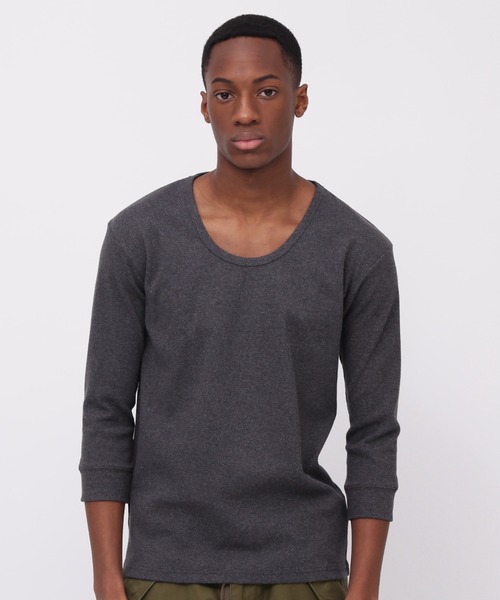 AVIREX（アヴィレックス）の「《DAILY/デイリー》2/3 SLEEVE U-NECK T-SHIRT / デイリーウェア 2/3 スリーブ Uネック Tシャツ/ AVIREX / アヴィレックス（Tシャツ/カットソー・メンズ・ブラック/ホワイト/グレー/チャコール・X-LARGE/LARGE/MEDIUM/SMALL）」の4枚目の写真