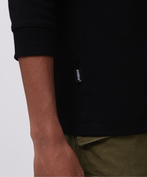 AVIREX（アヴィレックス）の「《DAILY/デイリー》2/3 SLEEVE U-NECK T-SHIRT / デイリーウェア 2/3 スリーブ Uネック Tシャツ/ AVIREX / アヴィレックス（Tシャツ/カットソー・メンズ・ブラック/ホワイト/グレー/チャコール・X-LARGE/LARGE/MEDIUM/SMALL）」の16枚目の写真