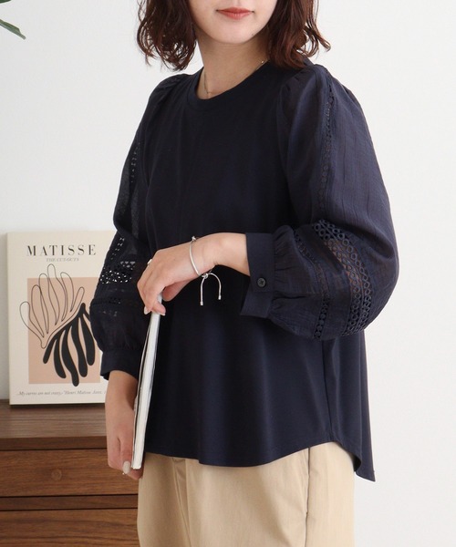 EGLANTINE(エグランティーヌ)の「EGLANTINE 袖レース 素材切り替え 長袖カットソー(Tシャツ/カットソー・レディース・ネイビー/ベージュ/オフホワイト・40)」の3枚目の写真