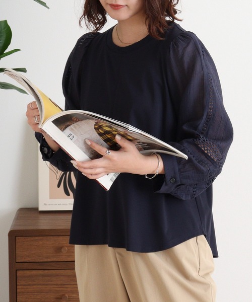 EGLANTINE(エグランティーヌ)の「EGLANTINE 袖レース 素材切り替え 長袖カットソー(Tシャツ/カットソー・レディース・ネイビー/ベージュ/オフホワイト・40)」の14枚目の写真