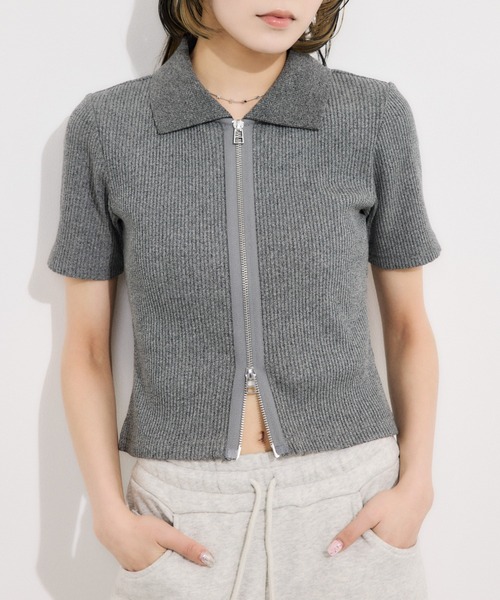 SLY（スライ）の「FRONT ZIP CUT RIB TOPS フロントジップ カットリブ トップス 半袖 夏服（Tシャツ/カットソー・レディース・ブラック系その他2/ピンク系その他/グリーン系その他2/ブルー系その他・FREE）」の2枚目の写真
