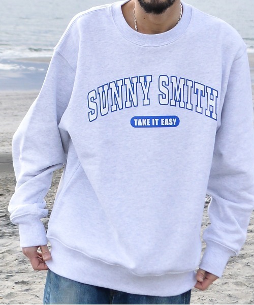 Sunny Smith(サニースミス)の「【SUNNY SMITH】12.7オンス ヘビーウェイトカレッジ風アーチロゴ裏毛トレーナー(CP)(スウェット・メンズ・アッシュ/ブラック・XL/L)」の1枚目の写真