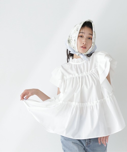 NATURAL BEAUTY BASIC（ナチュラルビューティーベーシック）の「◇フリルティアードブラウス（シャツ/ブラウス・レディース・ブラック/オフホワイト/ブルー・SMALL/MEDIUM）」の4枚目の写真