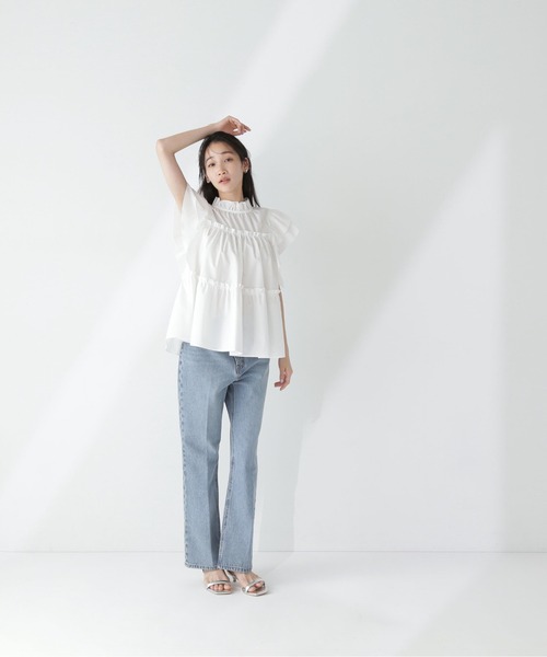 NATURAL BEAUTY BASIC（ナチュラルビューティーベーシック）の「◇フリルティアードブラウス（シャツ/ブラウス・レディース・ブラック/オフホワイト/ブルー・SMALL/MEDIUM）」の5枚目の写真