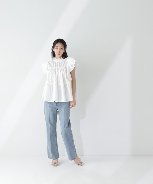 NATURAL BEAUTY BASIC（ナチュラルビューティーベーシック）の「◇フリルティアードブラウス（シャツ/ブラウス・レディース・ブラック/オフホワイト/ブルー・SMALL/MEDIUM）」の7枚目の写真