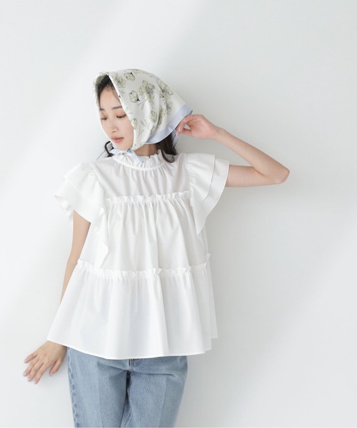 NATURAL BEAUTY BASIC（ナチュラルビューティーベーシック）の「◇フリルティアードブラウス（シャツ/ブラウス・レディース・ブラック/オフホワイト/ブルー・SMALL/MEDIUM）」の11枚目の写真