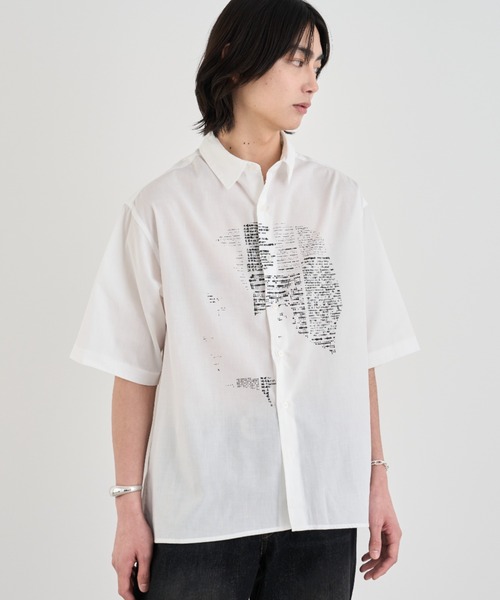 SINSS（シンス）の「Graphic shirt / グラフィックシャツ（シャツ/ブラウス・メンズ・ブラック/ホワイト・LARGE/MEDIUM/SMALL）」の2枚目の写真