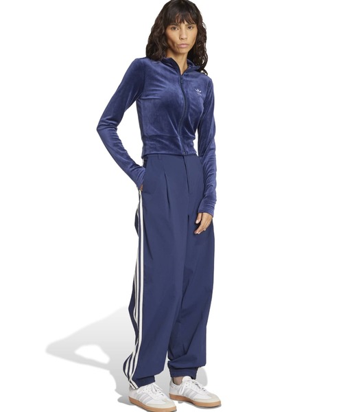 adidas(アディダス)の「adidas Essentials Velvet Fitted Track Top / アディダス エッセンシャルズ ベルベット フィッティド トラックトップ(ジャージ・レディース・インディゴブルー・L/M/S)」の2枚目の写真