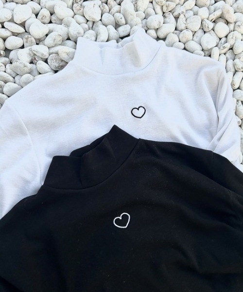 ipugo(イプゴ)の「ipugo/イプゴ ワンポイントハート刺繍モックネックトップス(Tシャツ/カットソー・レディース・ホワイト/ブラック・FREE)」の5枚目の写真
