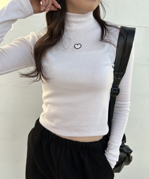 ipugo(イプゴ)の「ipugo/イプゴ ワンポイントハート刺繍モックネックトップス(Tシャツ/カットソー・レディース・ホワイト/ブラック・FREE)」の8枚目の写真